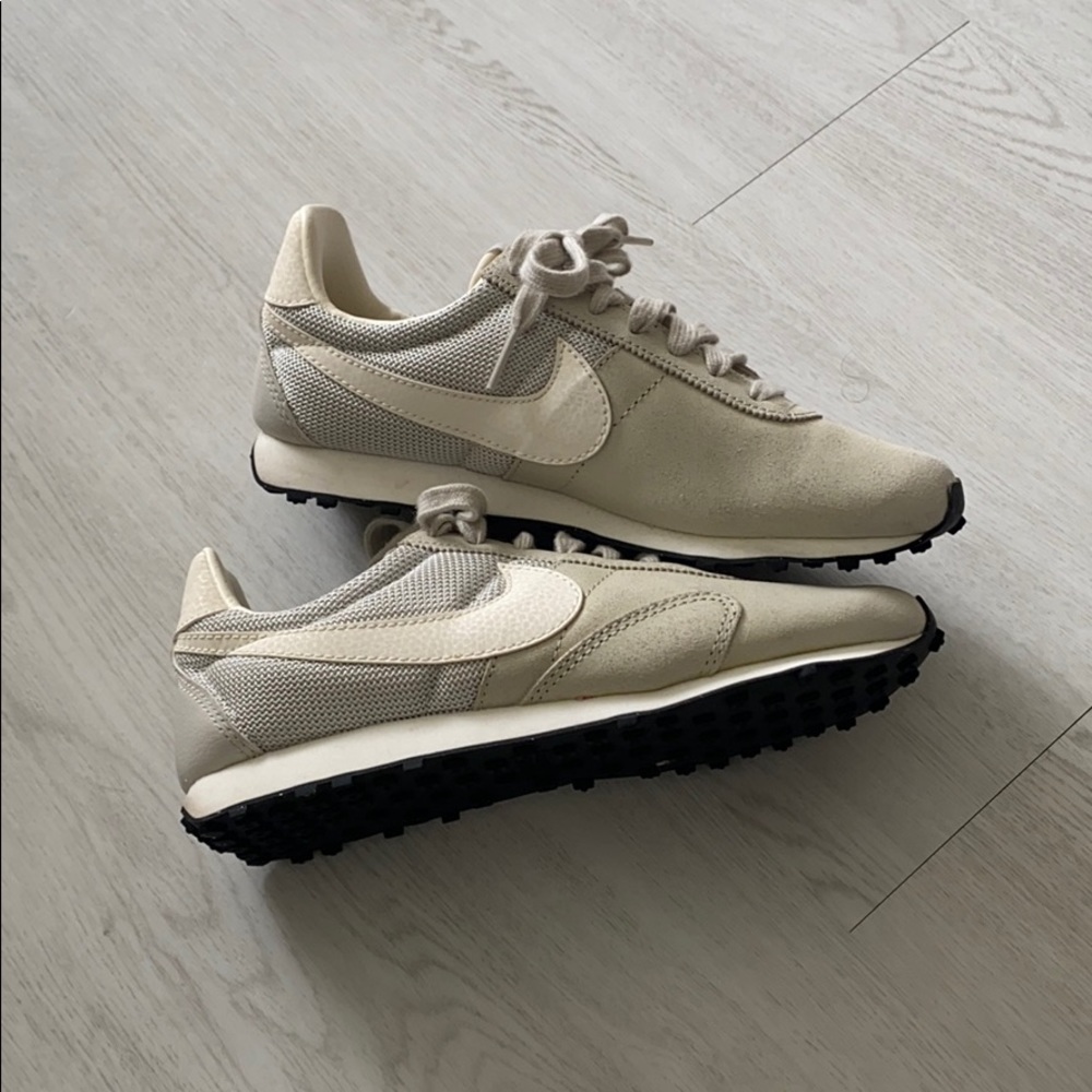 Nike Sneakers Beige White